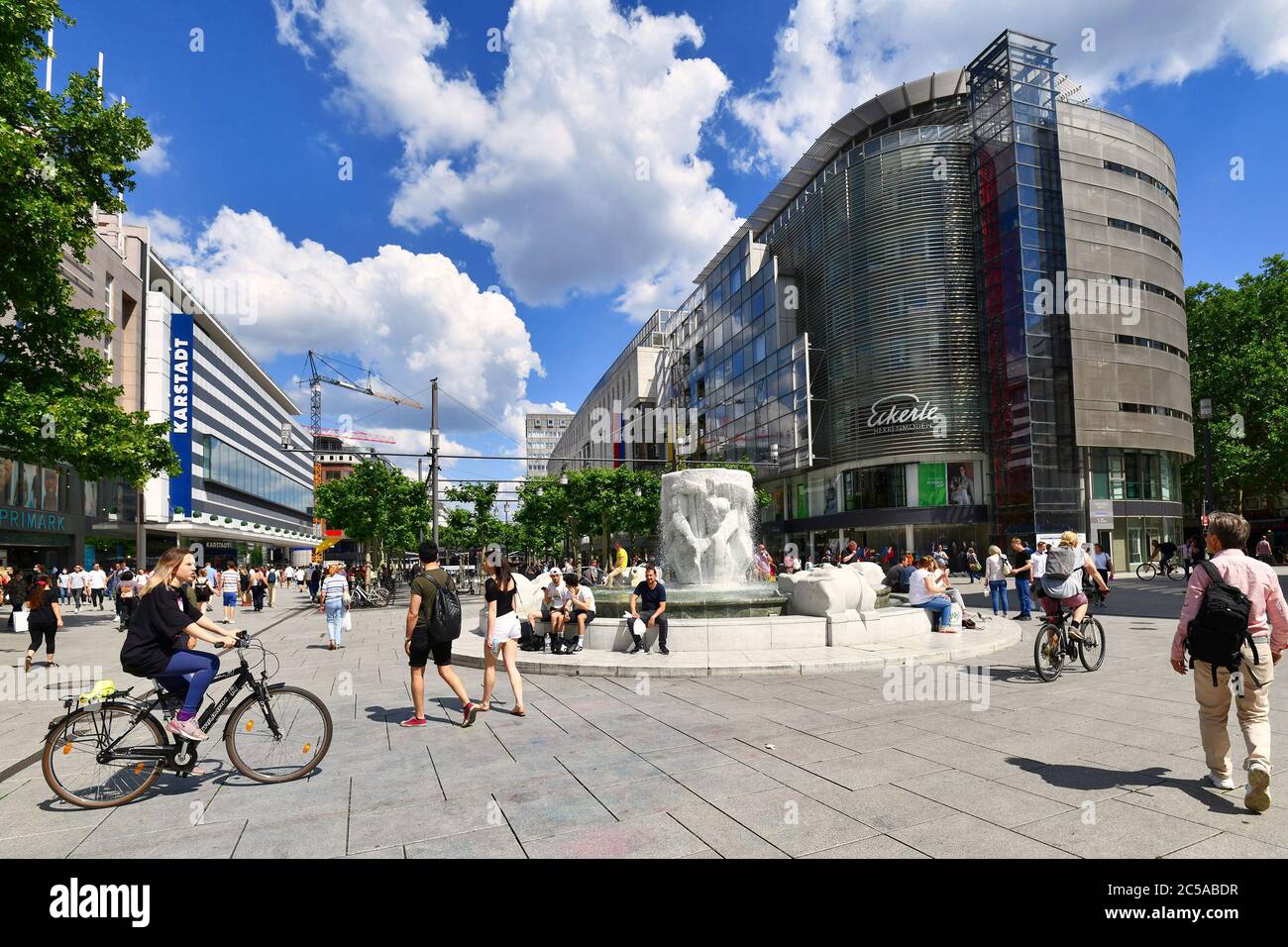 Francfort-sur-le-main, Allemagne - juin 2020 : rue commerçante principale appelée 'Zeil' avec fontaine 'Brockhaus', le temps d'une journée ensoleillée et pleine de gens Banque D'Images