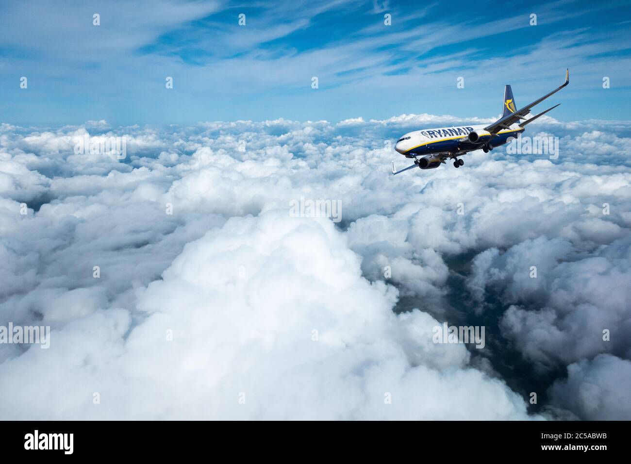 Avion Ryanair, avion au-dessus de la couche nuageuse. Banque D'Images