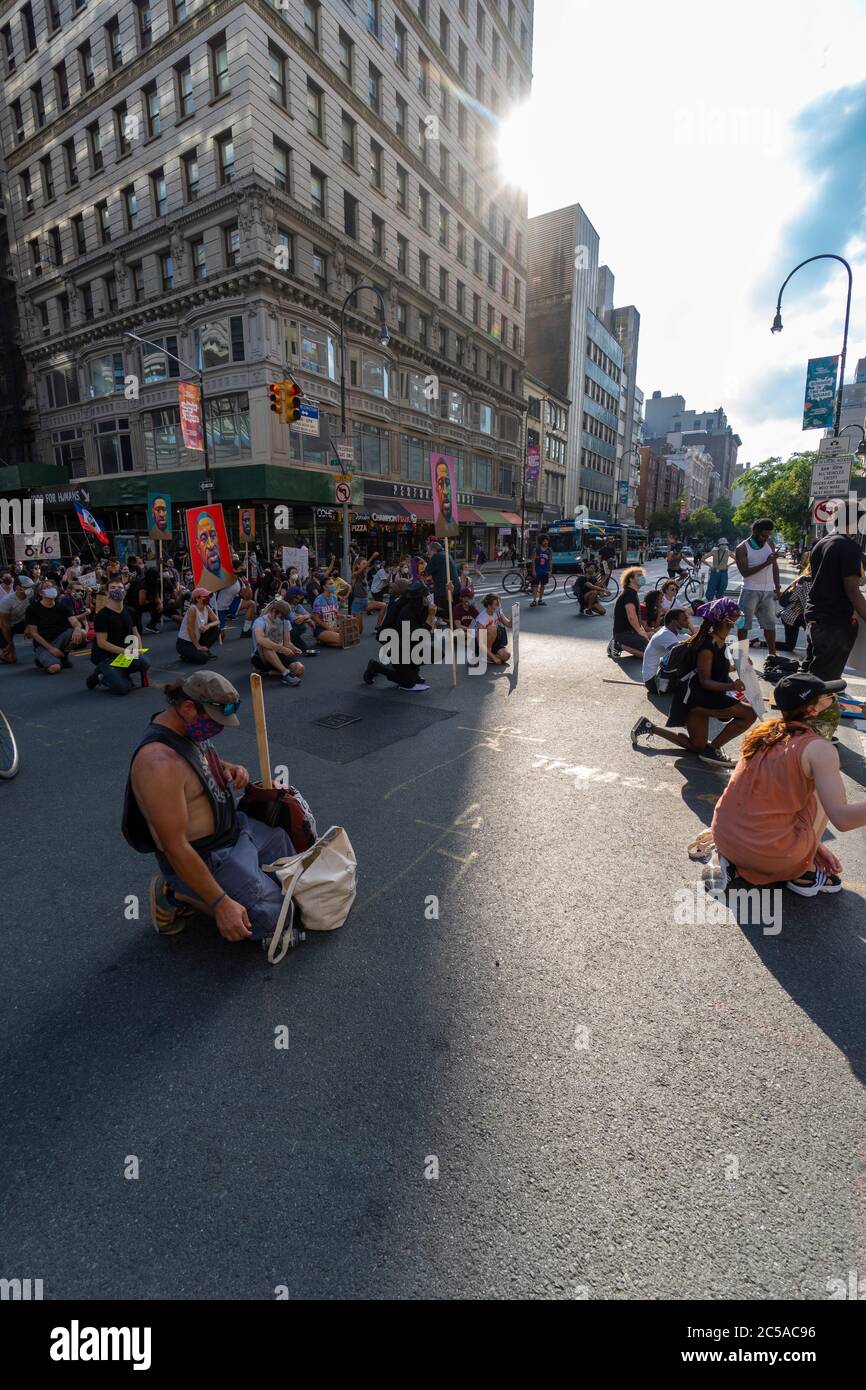 Les manifestants BLM bloquent l'intersection et continuent de faire la démonstration. Banque D'Images