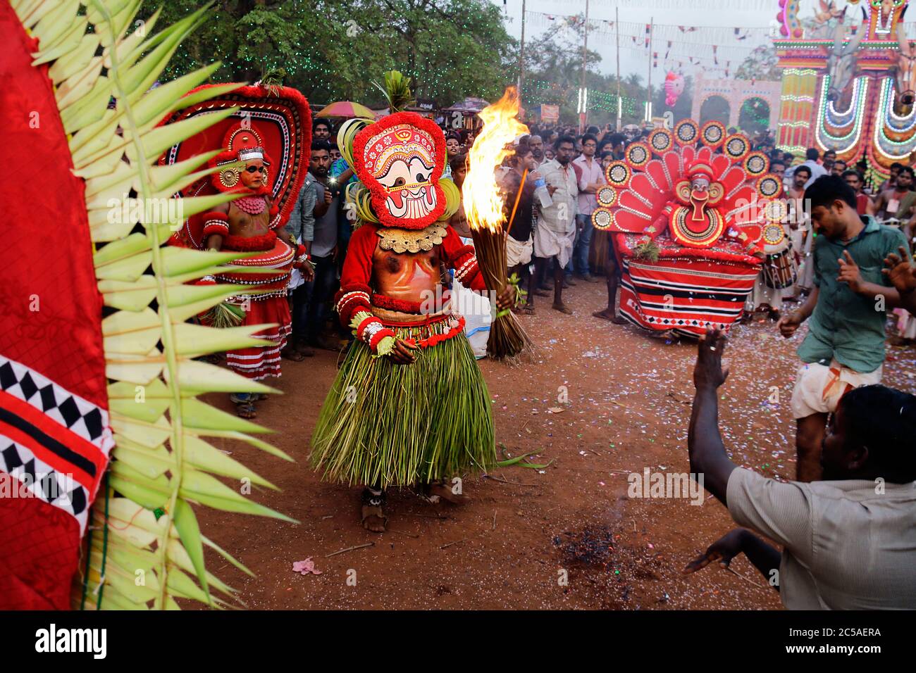 Artiste Theyyam qui est la danse folklorique a également connu comme Kaliyattam, c'est une danse rituelle populaire en Amérique du Kerala, Inde,PRADEEP SUBRAMANIAN Banque D'Images