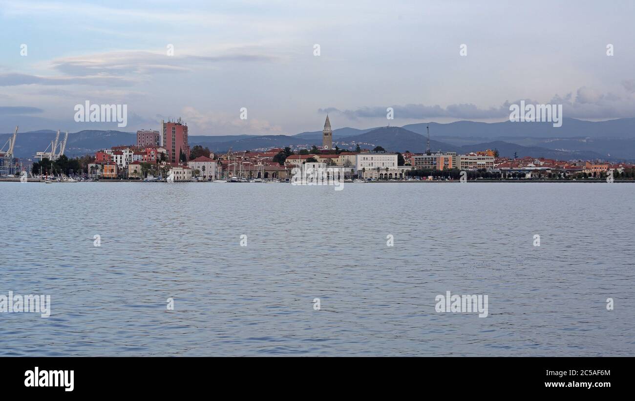 Koper, Slovénie - 14 octobre 2014 : paysage urbain au bord de l'eau de la mer Adriatique à Koper, Slovénie. Banque D'Images