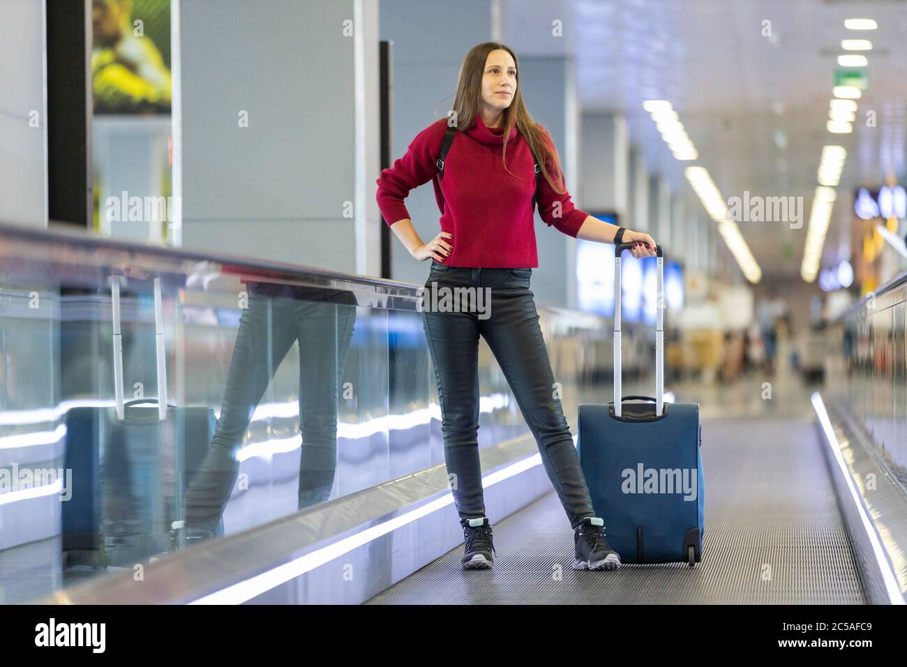 Jeune voyageur avec ses bagages à main à l'aéroport Banque D'Images