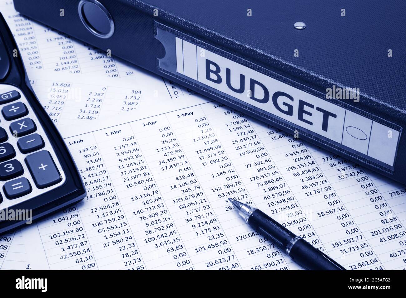 Concept de budget, travail d'homme d'affaires, calculatrice, stylo et rapports comptables Banque D'Images