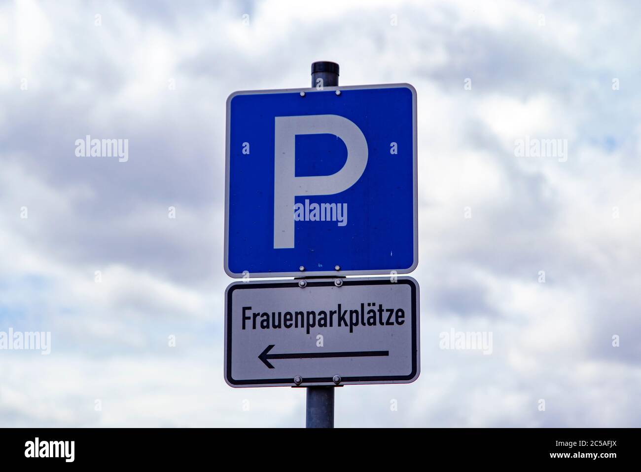 panneau de stationnement allemand, parking pour femmes uniquement, ciel nuageux Banque D'Images