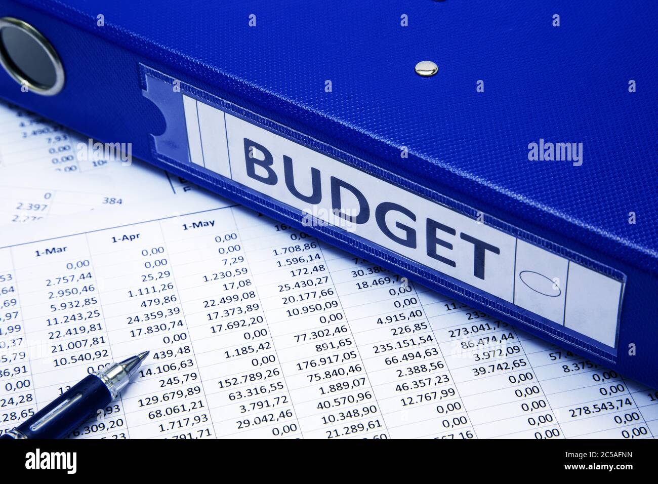 Concept de budget, travail d'homme d'affaires, calculatrice, stylo et rapports comptables Banque D'Images