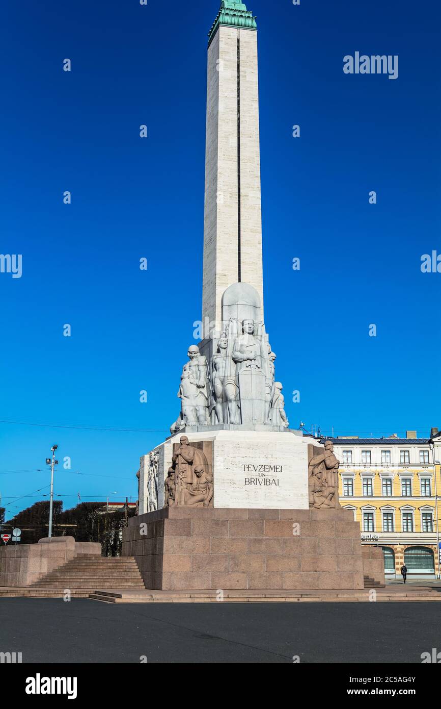 Noyau du Monument de la liberté avec des sculptures et des bas-reliefs représentant la culture et l'histoire lettones Banque D'Images