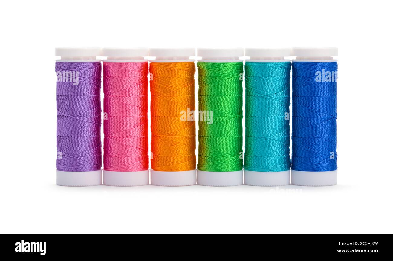 Couture bobines de fil en Rainbow Aarrangement isolé sur blanc. Banque D'Images