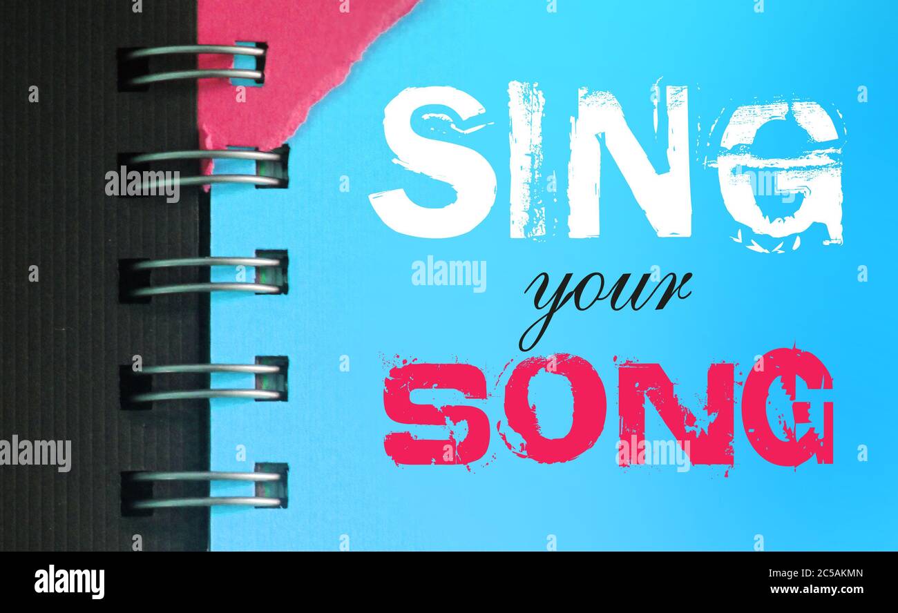 Chantez vos mots de chanson sur la page bleu ciel de coaaabok en blanc et en rose. Concept de musique Banque D'Images