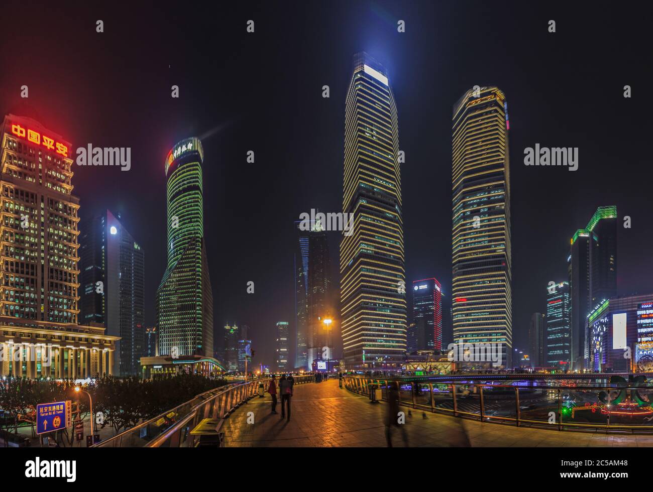 Vue sur les impressionnants gratte-ciels du quartier de Shanghai Pudong la nuit en été Banque D'Images