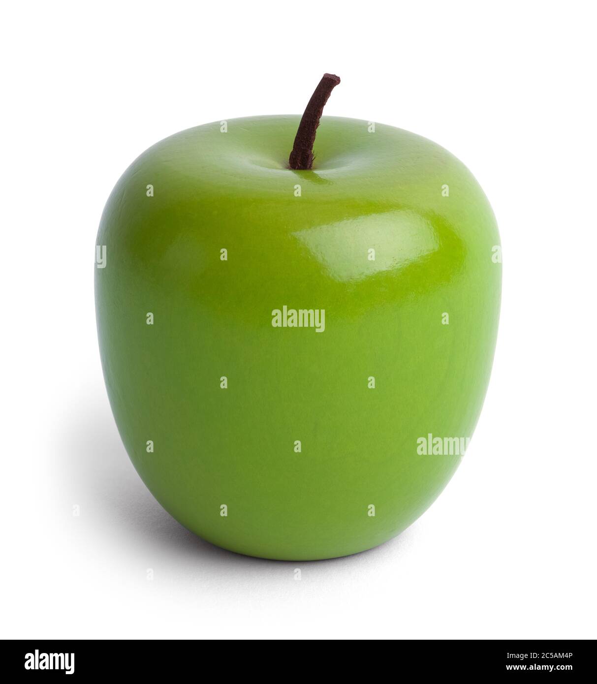 Pomme en bois vert Artifical isolée sur blanc. Banque D'Images