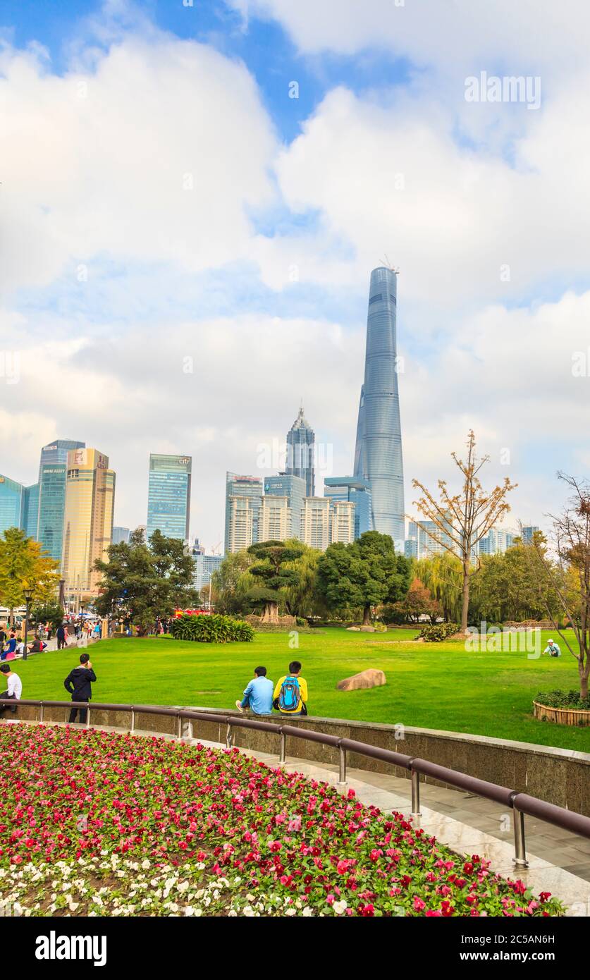 Photo du parc Gucheng de Shanghai aux gratte-ciels du quartier des affaires de Pudong en été Banque D'Images