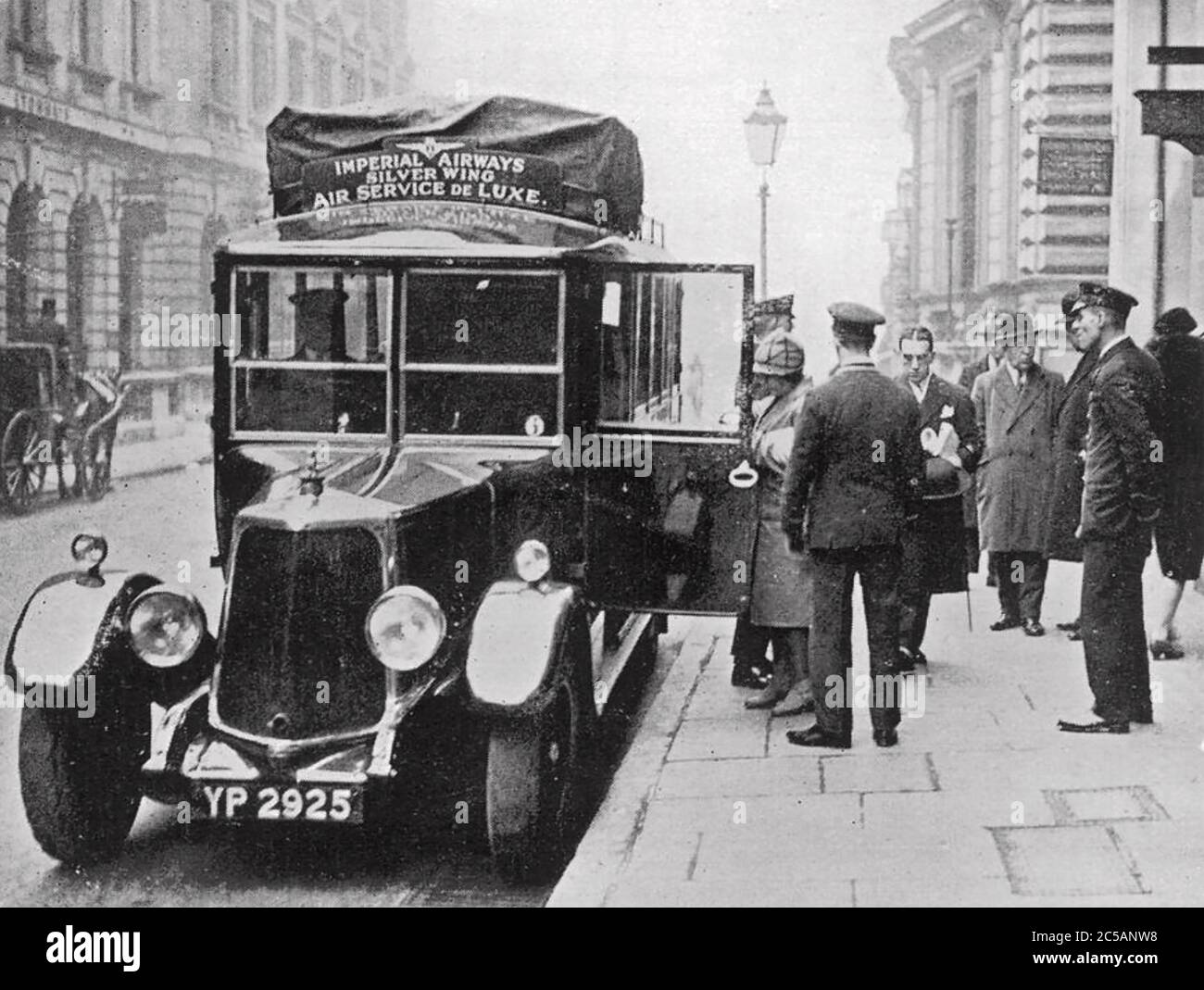 LES passagers D'IMPERIAL AIRWAYS sont conduits par un taxi de compagnie depuis les bureaux de Charles Street à Londres jusqu'à Croydon pour leur vol en 1927 Banque D'Images