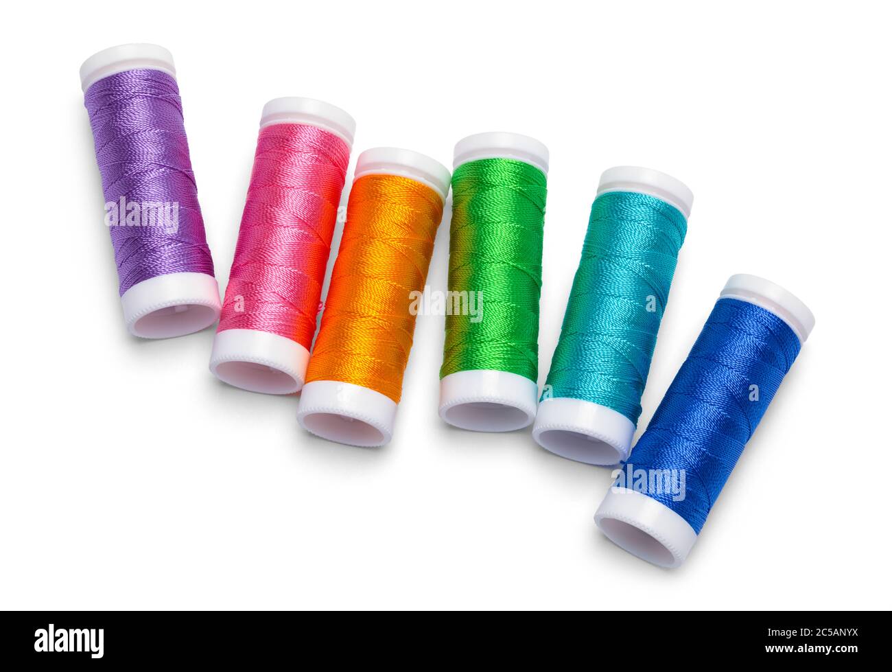 Couture de bobines de filetage dans la présentation Rainbow isolée sur blanc. Banque D'Images