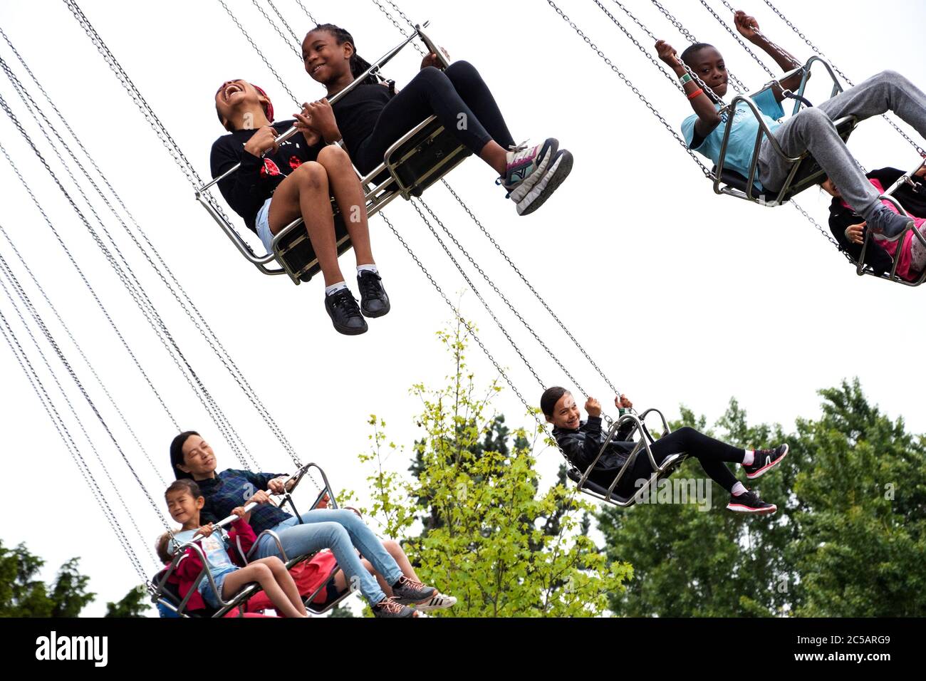 PARIS, FRANCE - 26 mai 2019 : les enfants avec leurs parents s'amusent à faire du carrousel à chaînes au jardin d'Acclimatation, parc d'attractions populaire pour enfants Banque D'Images