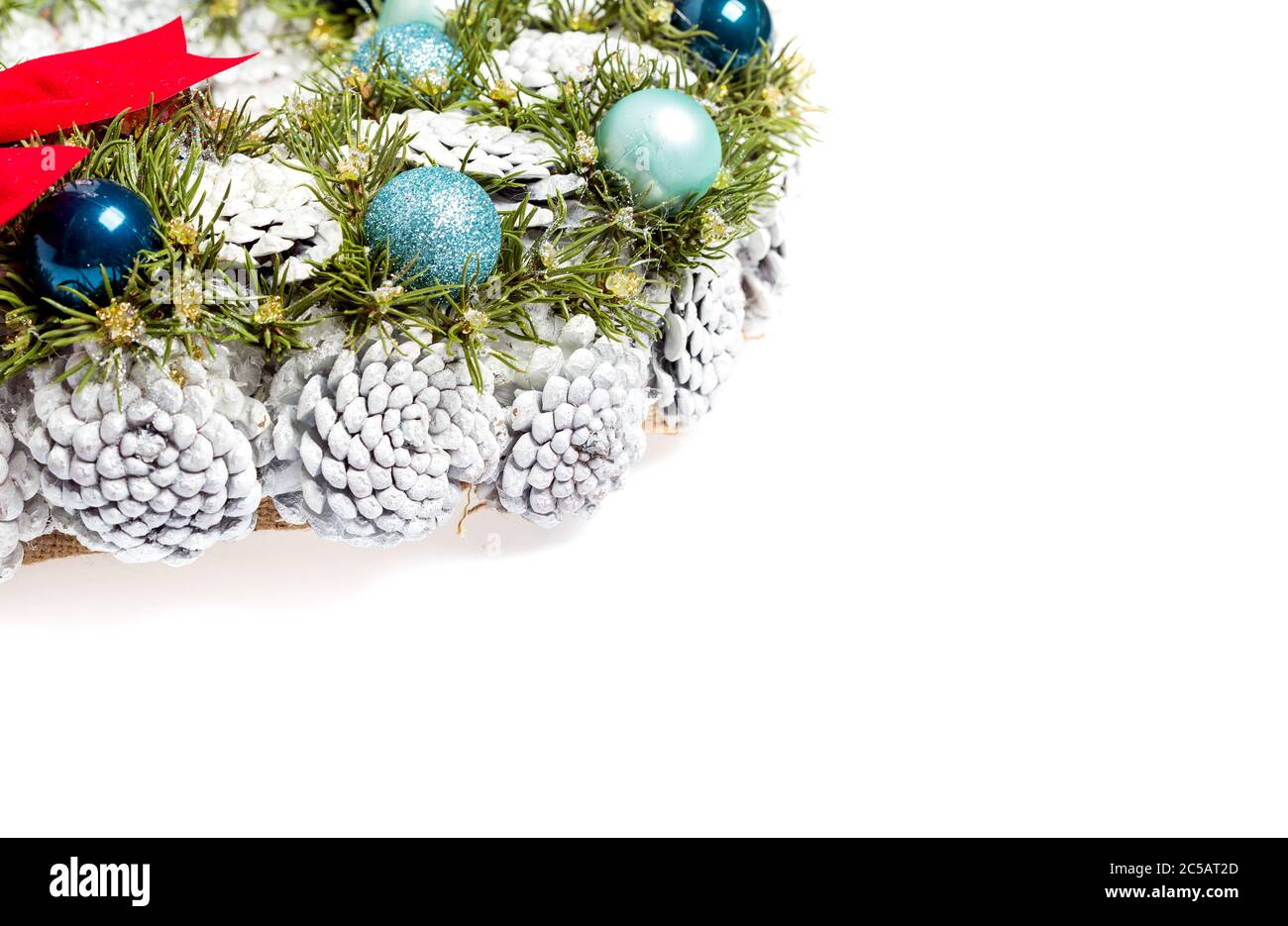 Plaque de Noël de cartes postales des cônes gris et boules de noël couleur avec espace libre pour le texte de félicitations. Banque D'Images