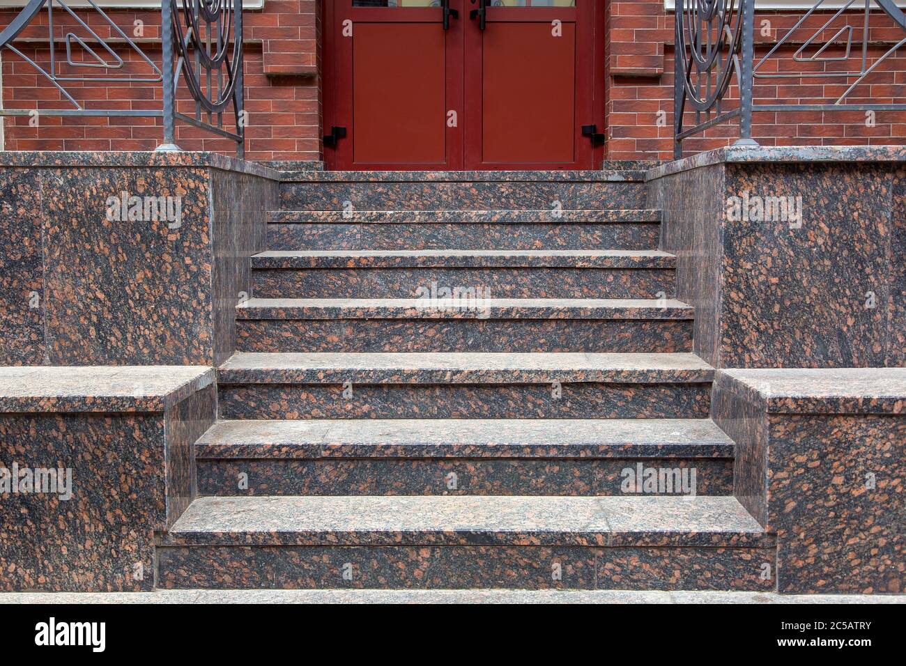 escalier en granit avec une élévation à la porte d'entrée, seuil avec entrée des marches vue rapprochée de l'avant. Banque D'Images