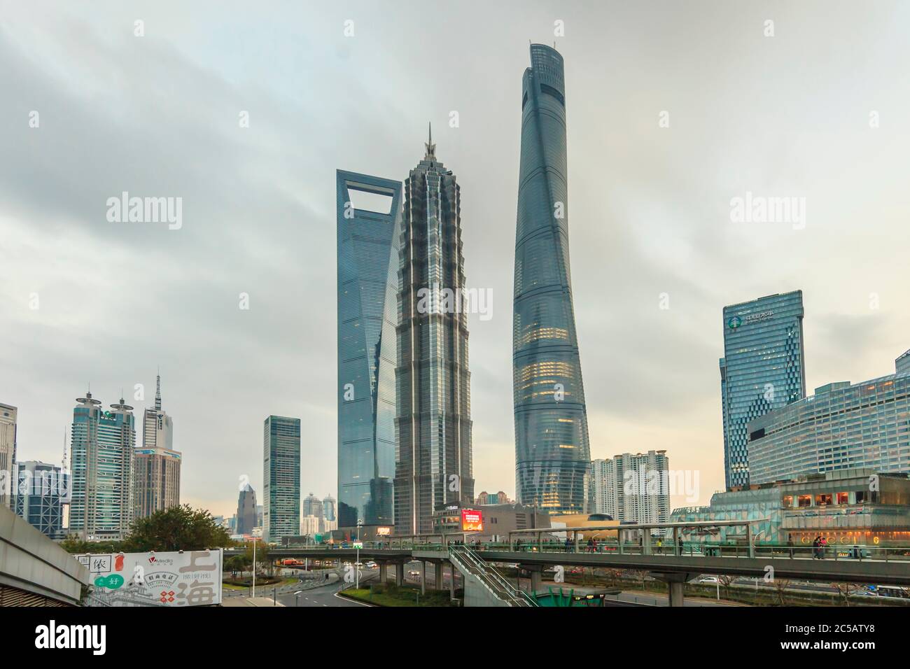 Vue sur le gratte-ciel dans le quartier de Shanghai Pudong en journée en été Banque D'Images