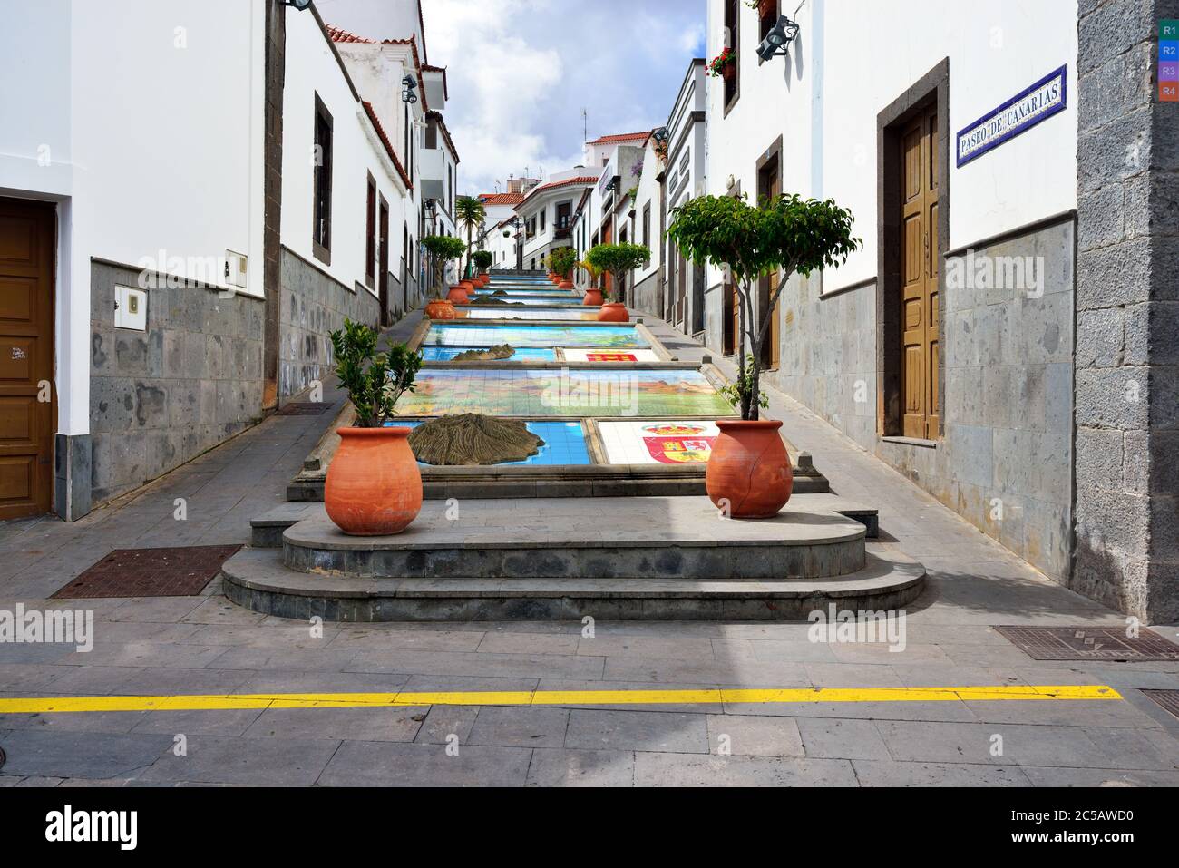 Le Paseo de Canarias avec des représentations des 7 îles Canaries sculptées dans le sol, avec leurs boucliers héraldiques respectifs et un paysage typi Banque D'Images