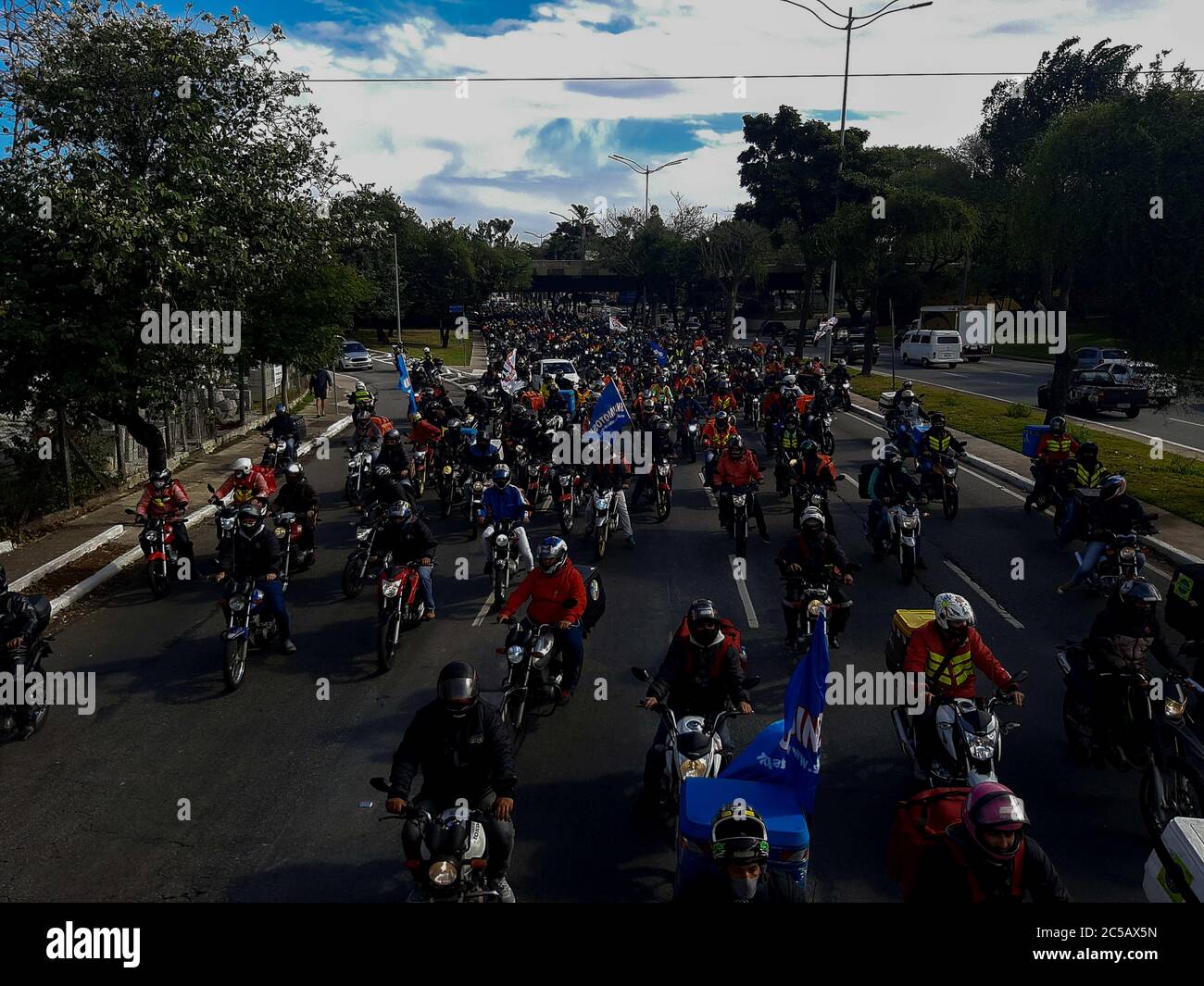 1er juillet 2020 : les travailleurs de la prestation de services ont fait des stries et protesté mercredi à Sao Paulo, accusant les applications de livraison de maintenir de mauvaises conditions de travail. Des manifestants qui se appelaient des motoboys ont été vus en tenant des panneaux et en faisant rouler leurs motos de l'autre côté des rues de la capitale brésilienne. Copié de la page https://ruptly.tv/en/videos/20200701-085-Brazil--Sao-Paulo-delivery-workers-protest-against-poor-working-conditions crédit: Dario Oliveira/ZUMA Wire/Alay Live News Banque D'Images