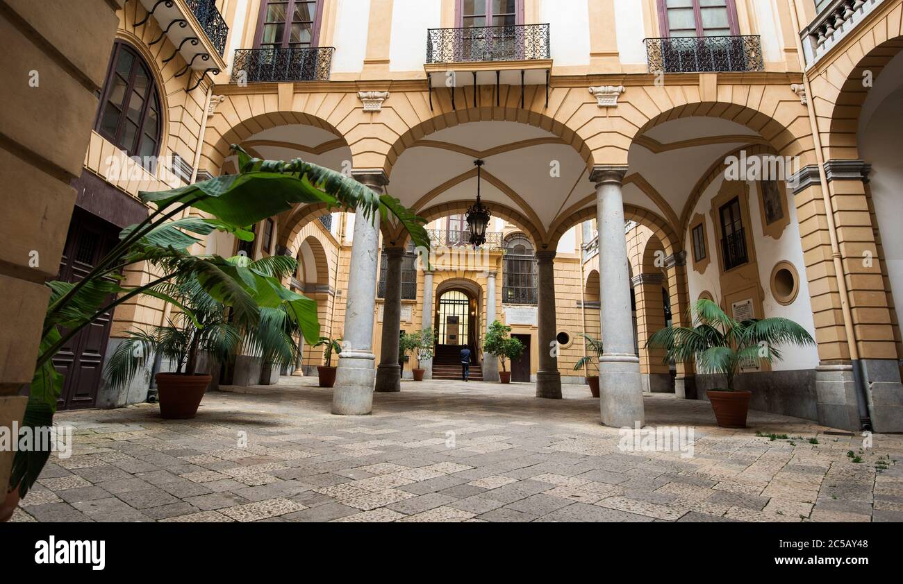 Palazzo Comitini, nom complet Palazzo Gravina di Comitini, est un palais baroque de Palerme, construit entre 1766 et 1781, Palerme, Sicile, Italie Banque D'Images