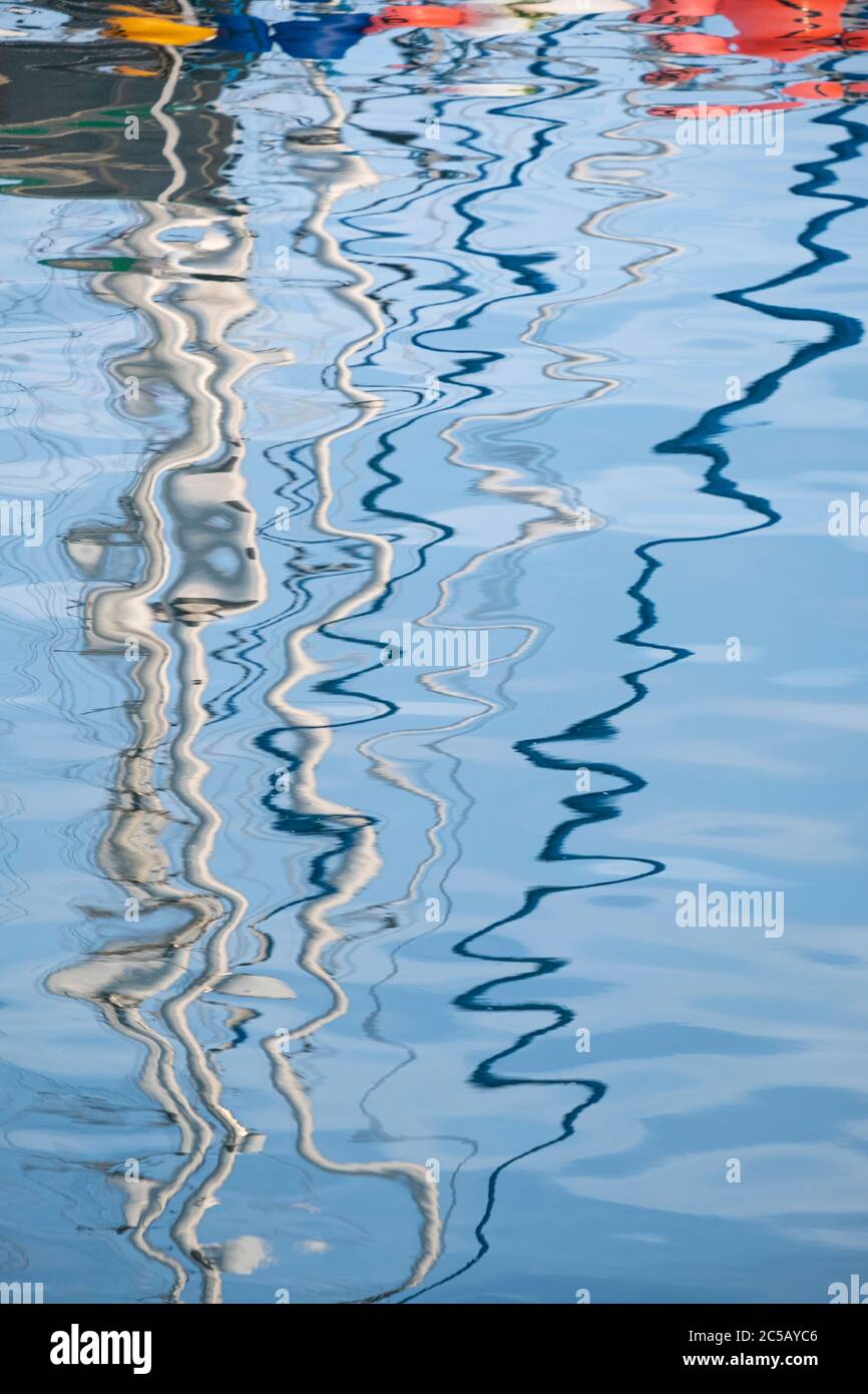 Réflexions des mâts de bateaux dans le port de Scarborough Banque D'Images