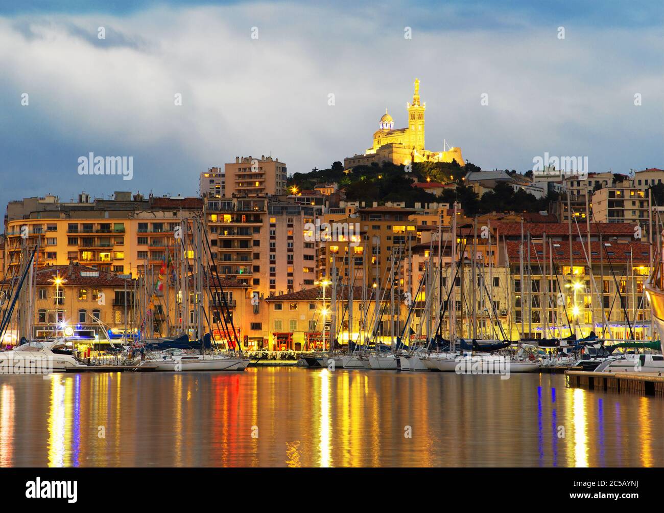 Marseille, France panorama de nuit. Le célèbre port européen sur la Notre  Dame de la Garde Photo Stock - Alamy