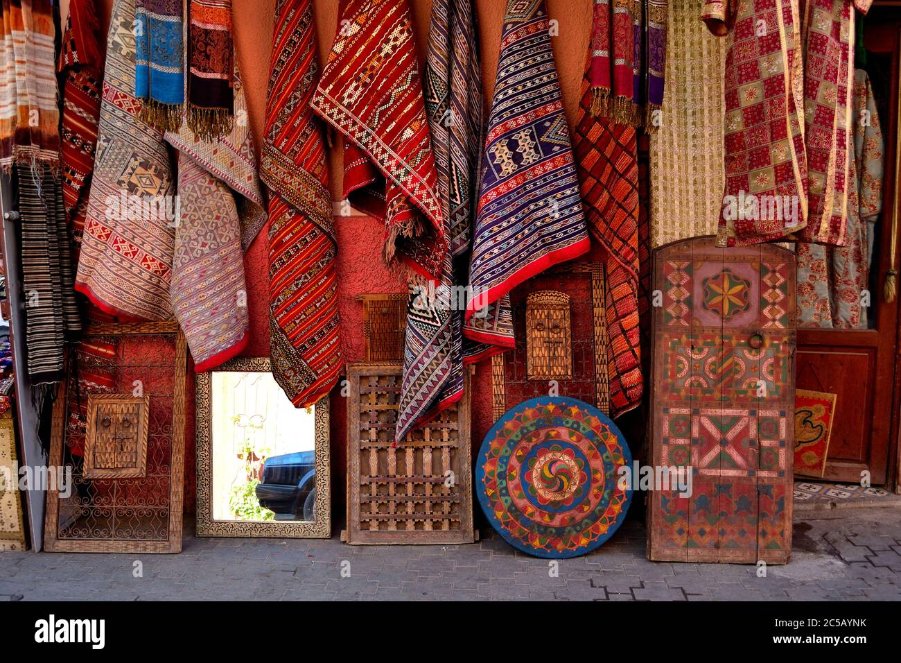 Magasin de tapis et de tapis à Marrakech médina, Maroc Banque D'Images