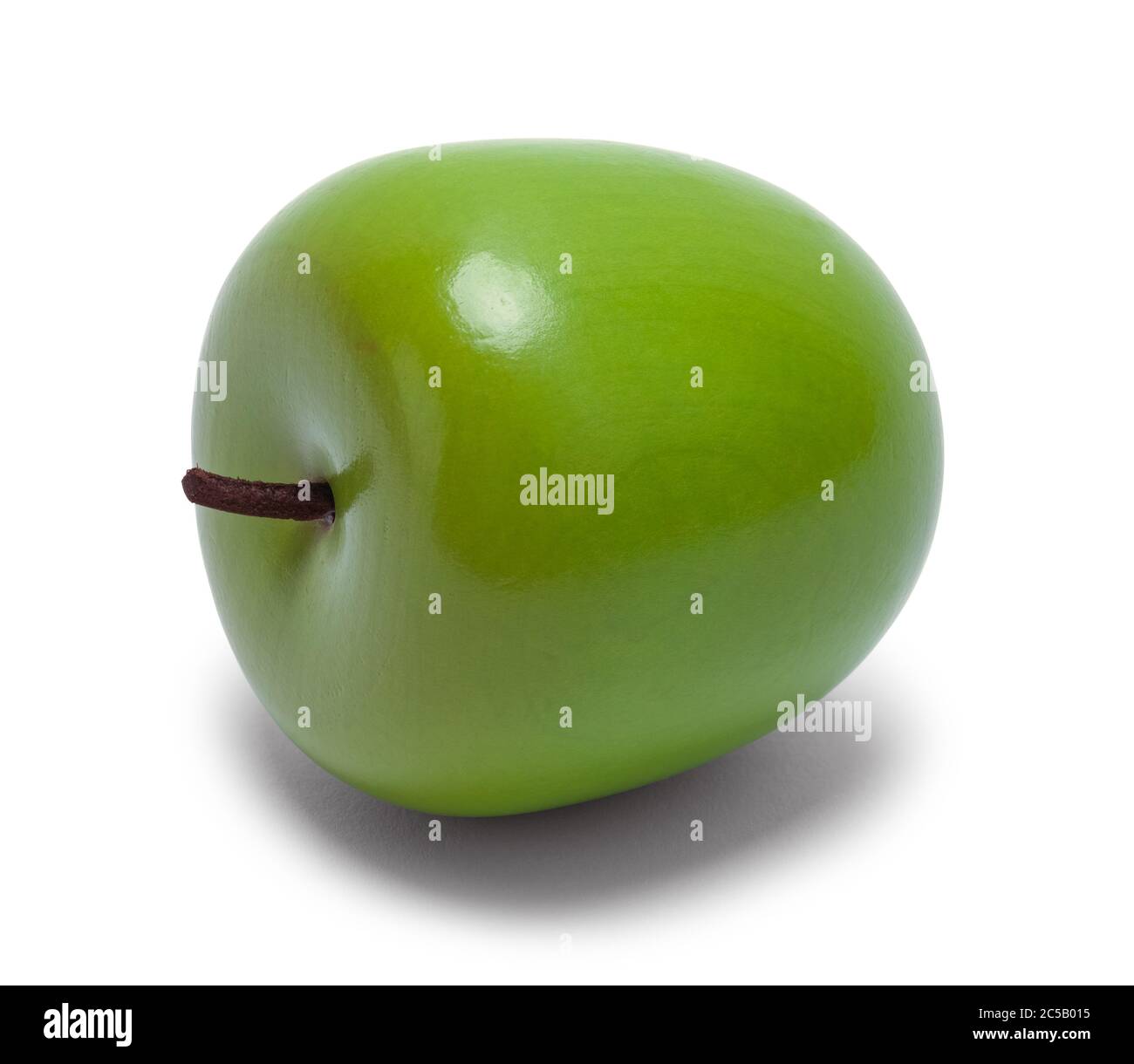 Pomme en bois de faux vert isolée sur blanc. Banque D'Images
