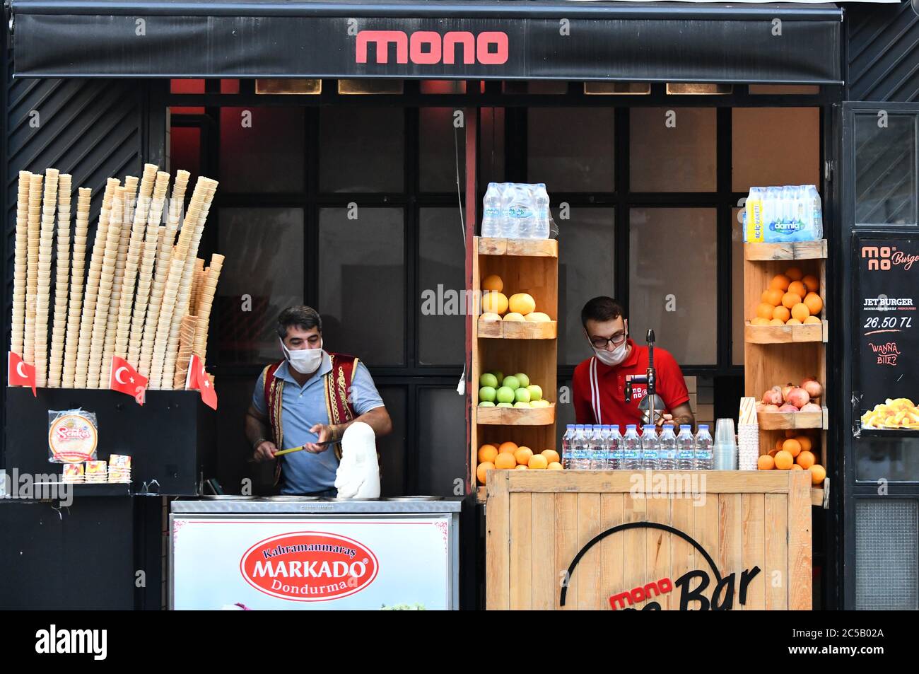 Istanbul, Turquie. 1er juillet 2020. Les vendeurs d'aliments portant des masques sont vus dans leurs stands à Istanbul, Turquie, le 1er juillet 2020. Le ministre turc de la Santé, Fahrettin Koca, a déclaré mercredi que les nouveaux cas de COVID-19 survenus la semaine dernière à Istanbul, la plus grande métropole de Turquie, ont représenté 54 pour cent de toute l'augmentation dans tout le pays. Crédit: Xu Suhui/Xinhua/Alamy Live News Banque D'Images