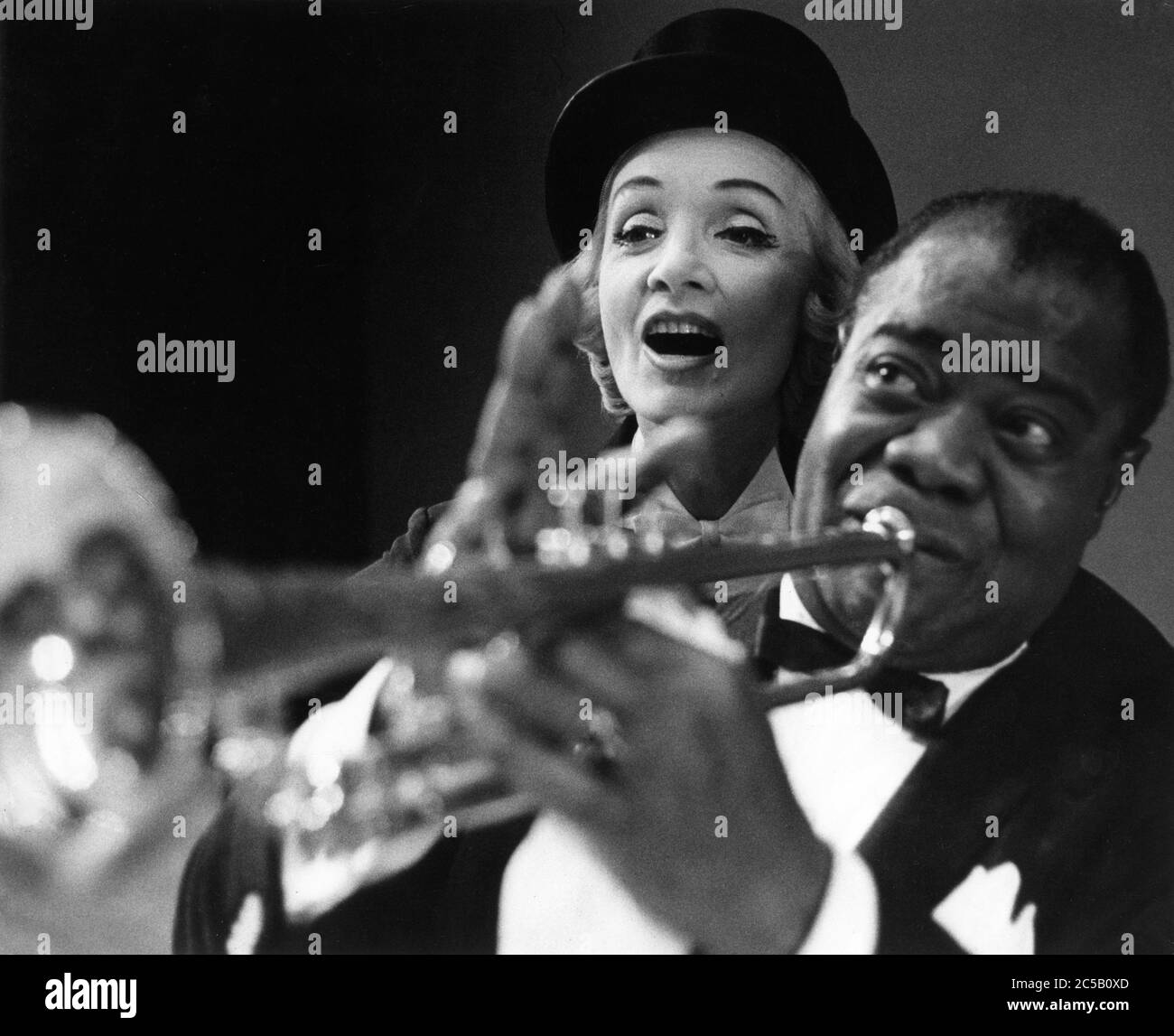 MARLENE DIETRICH et LOUIS ARMSTRONG sur scène ensemble à l'HÔTEL RIVIERA LAS VEGAS NEVADA 19 février à 21 mars 1962 Banque D'Images