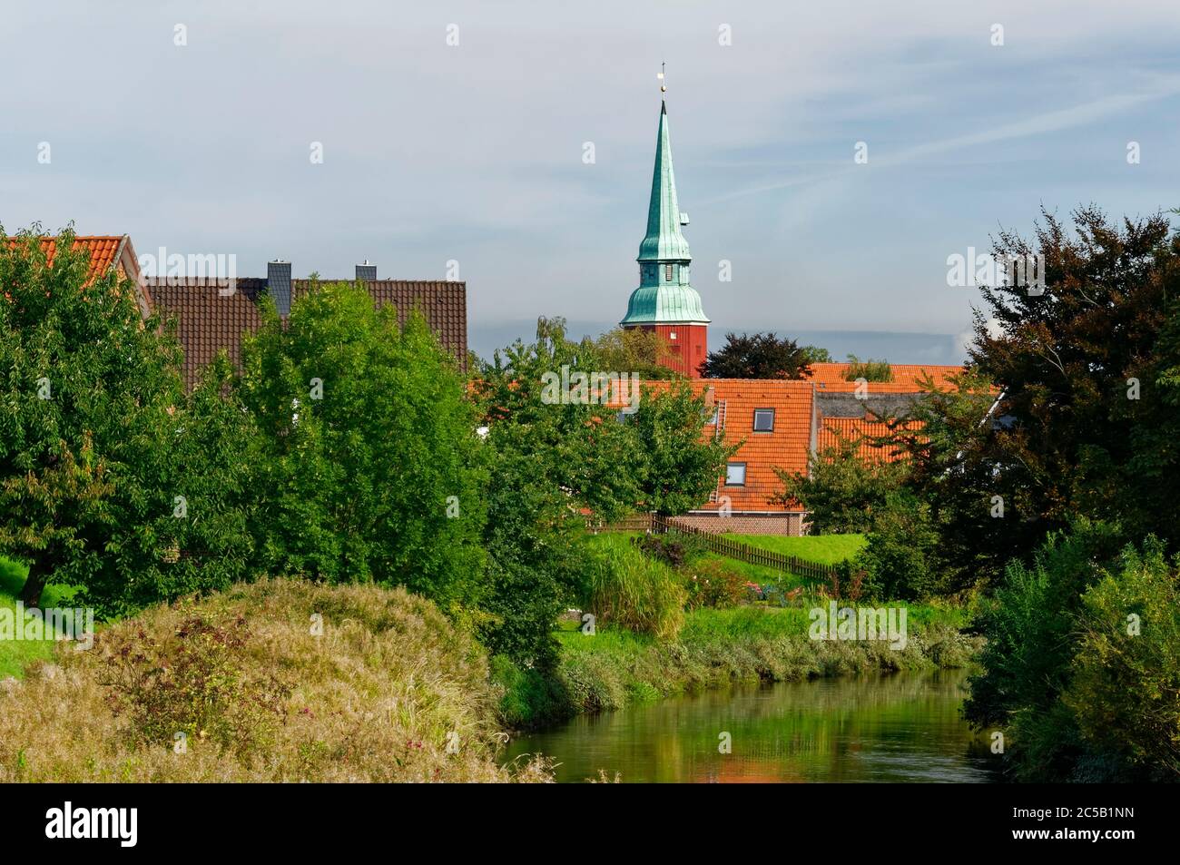 Steinkirchen dans Altes Land: Vue sur la rivière Lühe et le clocher de l'église Saint-Martini et Nicola, quartier de Stade, Basse-Saxe, Allemagne Banque D'Images