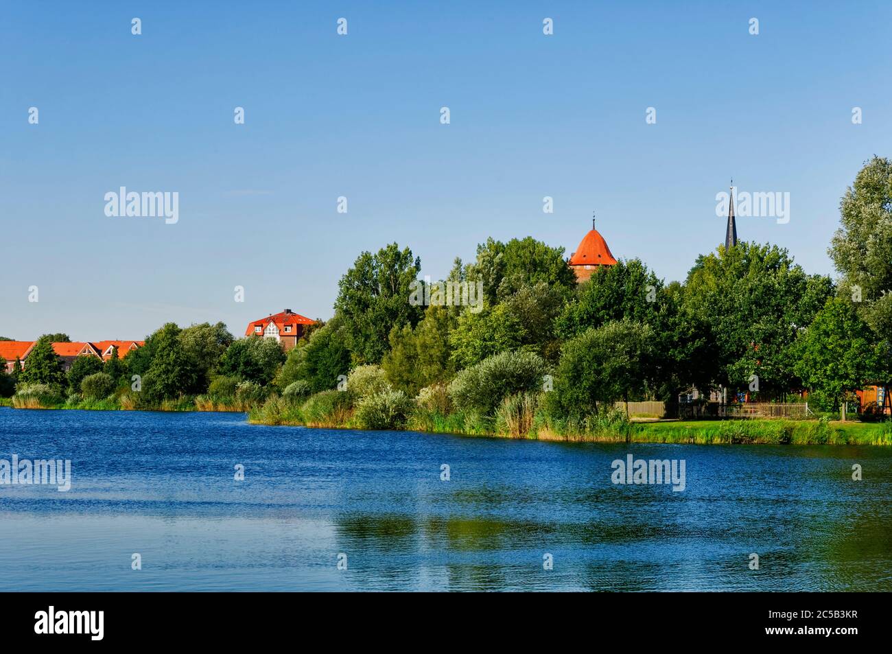 Dannenberg (Elbe): Vue sur Thielenburger Voir tour Waldemar et clocher de l'église Saint Johannes, quartier de Lüchow-Dannenberg, Basse-Saxe Banque D'Images