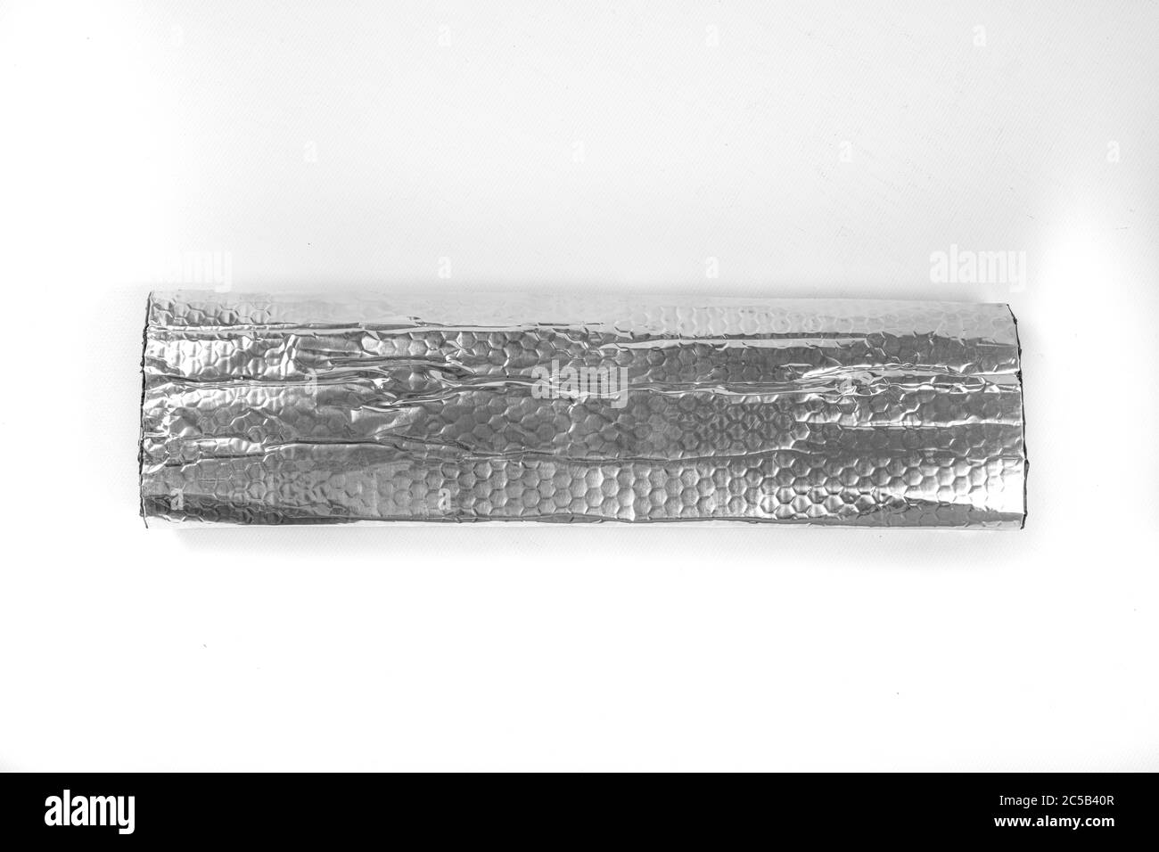 Membrane en bitume d'isolation acoustique automobile revêtue d'aluminium. Tapis insonorisant automobile, matériau insonorisant automobile butyl, isolation acoustique et amortissement. Banque D'Images