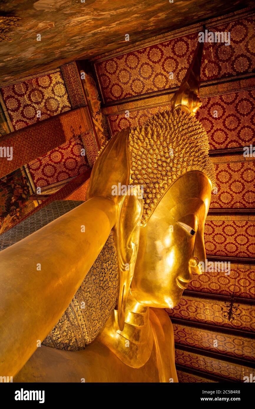 Gros plan sur le Bouddha couché - l'une des plus grandes statues de Bouddha en Thaïlande - situé dans le complexe bouddhiste de Wat Pho, Bangkok. Banque D'Images