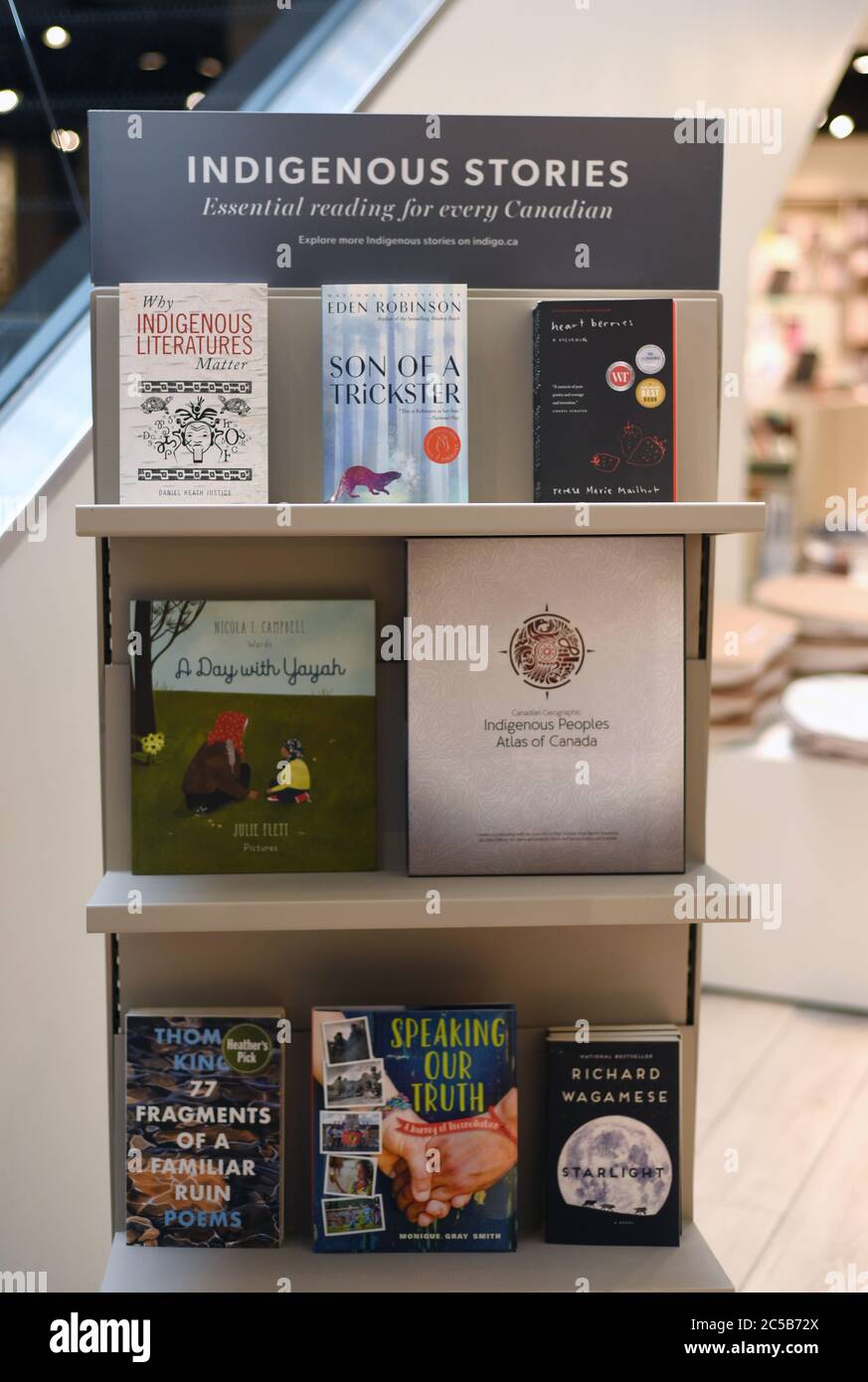 Des livres sur des sujets autochtones et/ou écrits par des écrivains autochtones sont exposés dans une librairie Indigo sur la rue Robson à Vancouver, Colombie-Britannique Banque D'Images