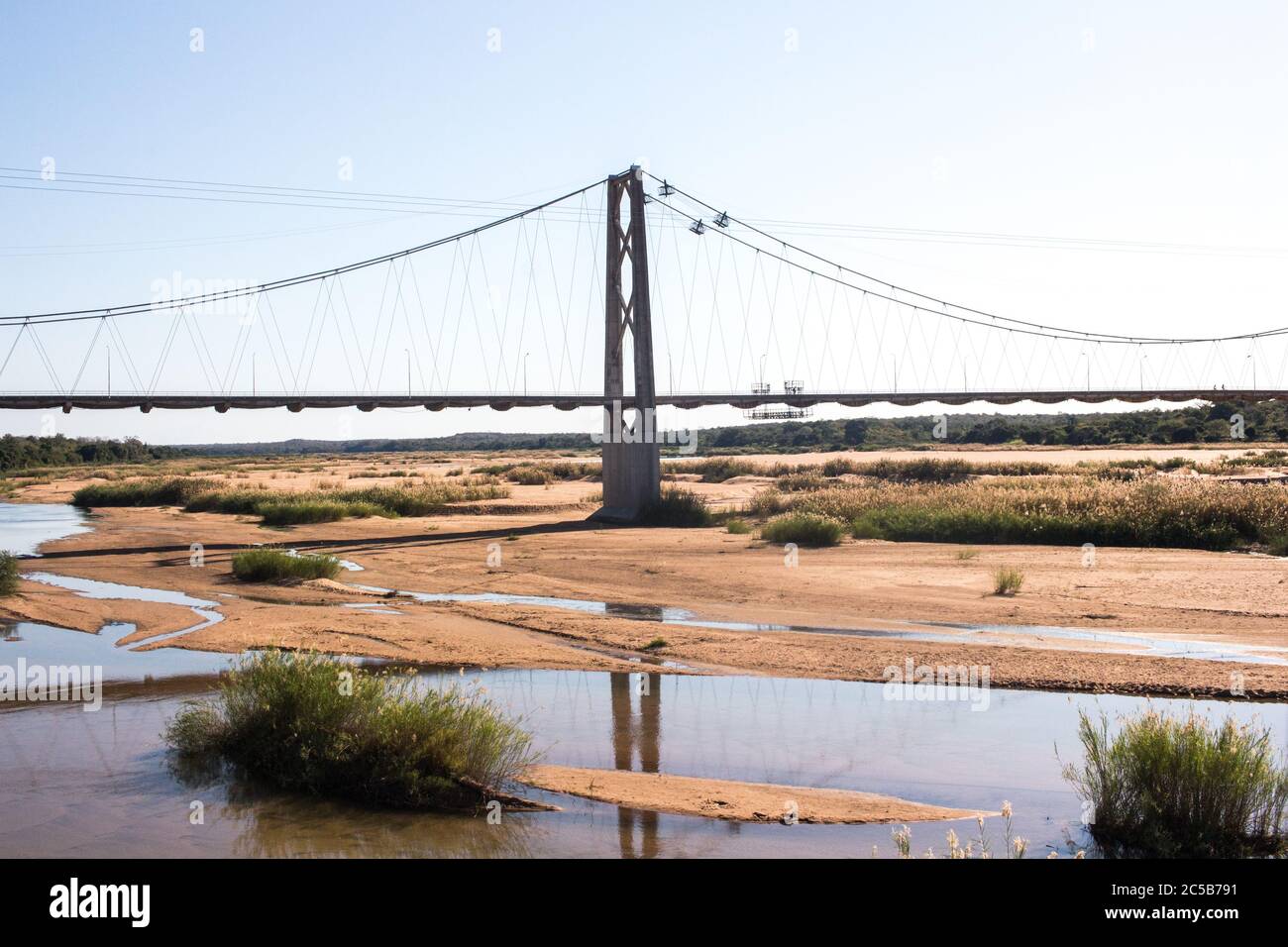 Pont de Save River qui relie les provinces de Gaza et d'Inhambane au sud, de Manica et Sofala au nord du Mozambique Banque D'Images