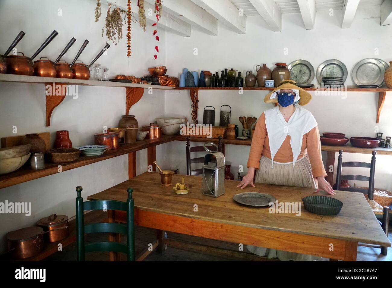 Williamsburg, Virginie, États-Unis - 30 juin 2020 - UNE dame dans une cuisine portant un masque, selon les besoins Banque D'Images
