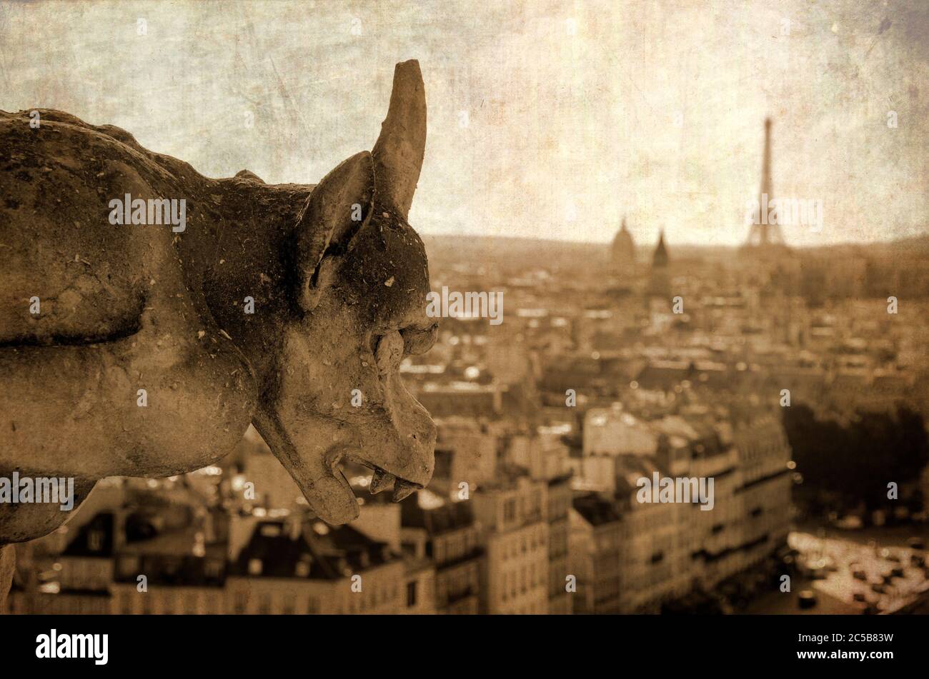 Célèbre gargouille de notre Dame surplombant le paysage urbain de Paris avec la Tour Eiffel Banque D'Images