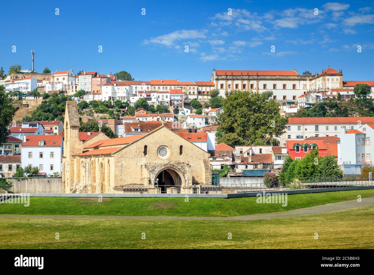 Monastère de Santa Clara a Velha à Coimbra, Portugal, un jour ensoleillé et en arrière-plan la colline de Santa Clara avec ses maisons. Banque D'Images