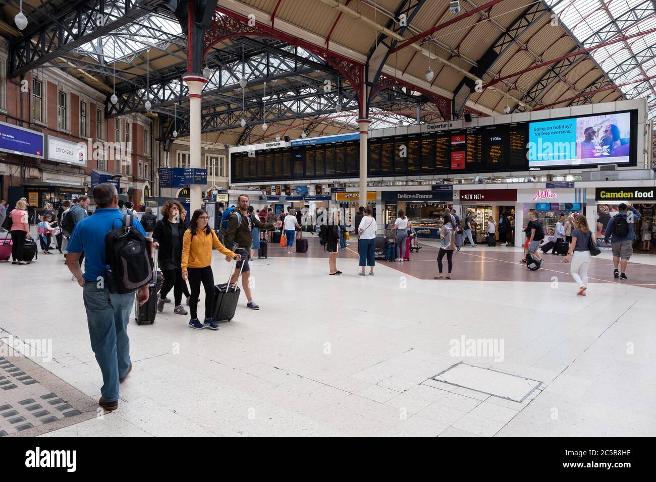 Passagers à la gare Victoria de Londres Banque D'Images