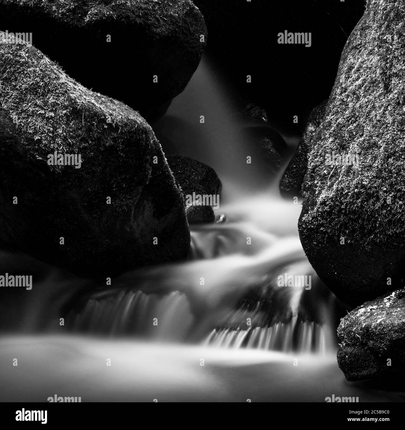 Image d'une petite cascade sur la rivière à Padley gorge, dans le Peak District, Derbyshire, Angleterre. Banque D'Images