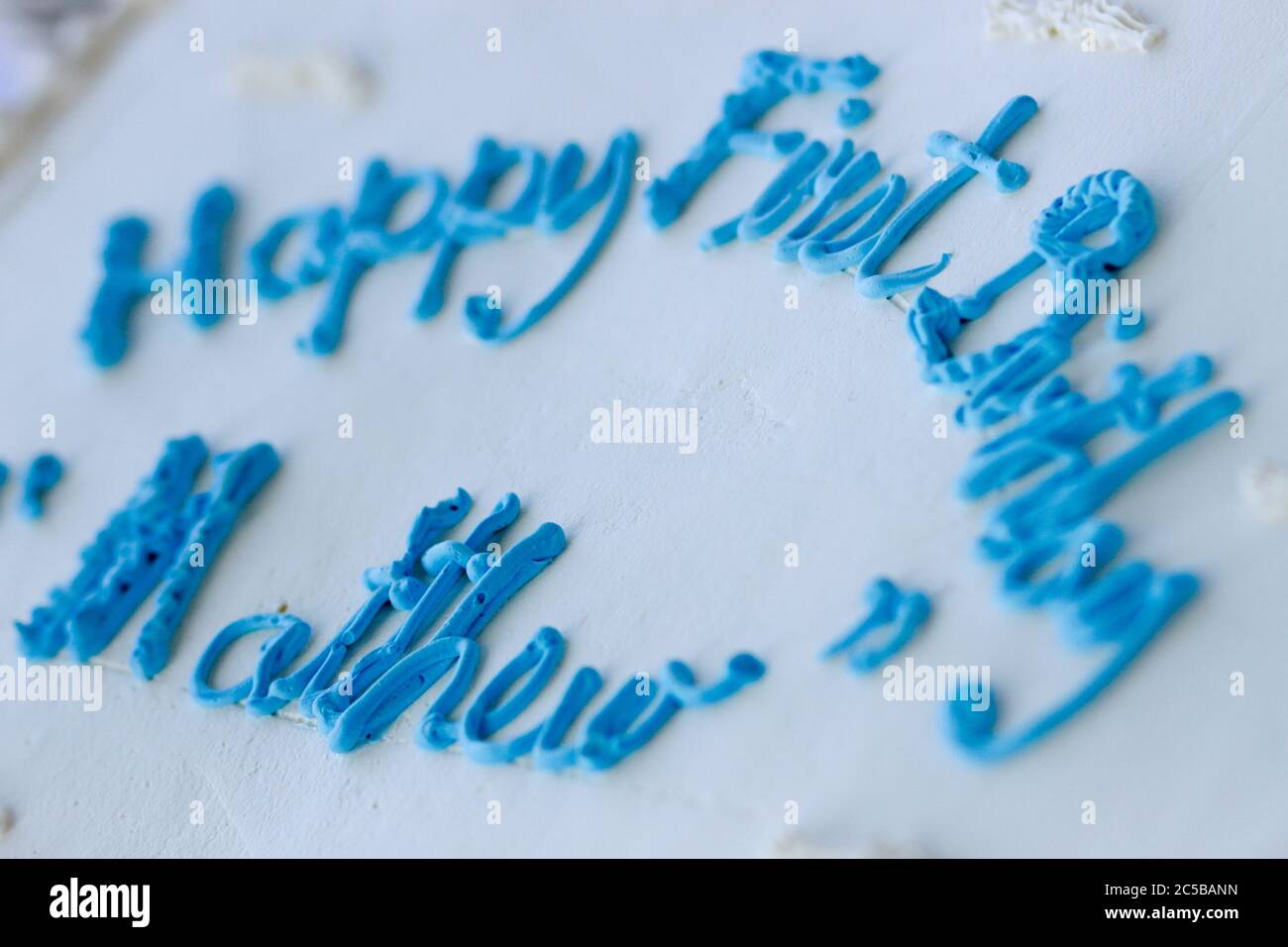 Gateau Blanc Avec Glacage Bleu Au Premier Anniversaire De Toddler Fete D Anniversaire Avec Theme De L Aviation Photo Stock Alamy