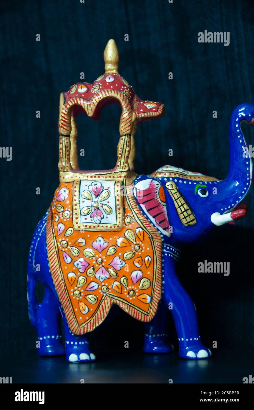 Rajasthani artisanat fait main travail lourd Ambabari Elephant Sawari du Roi Lucky charme multicolore avec la finition propre Banque D'Images