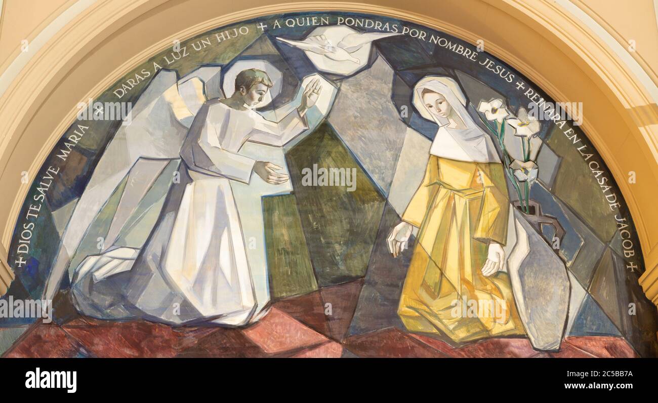 BARCELONE, ESPAGNE - 5 MARS 2020 : la fresque moderne de l'Annonciation dans l'église Santuario Maria Auxiliadora i Sant Josep. Banque D'Images