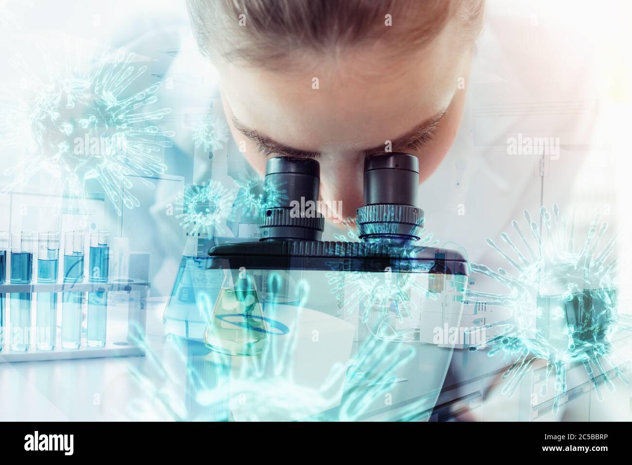 Technologue médical ou scientifique en chimie travaillant dans la salle de laboratoire, chercheuse féminine médecine microbiologie utilisant le microscope pour les essais d'expérience Banque D'Images