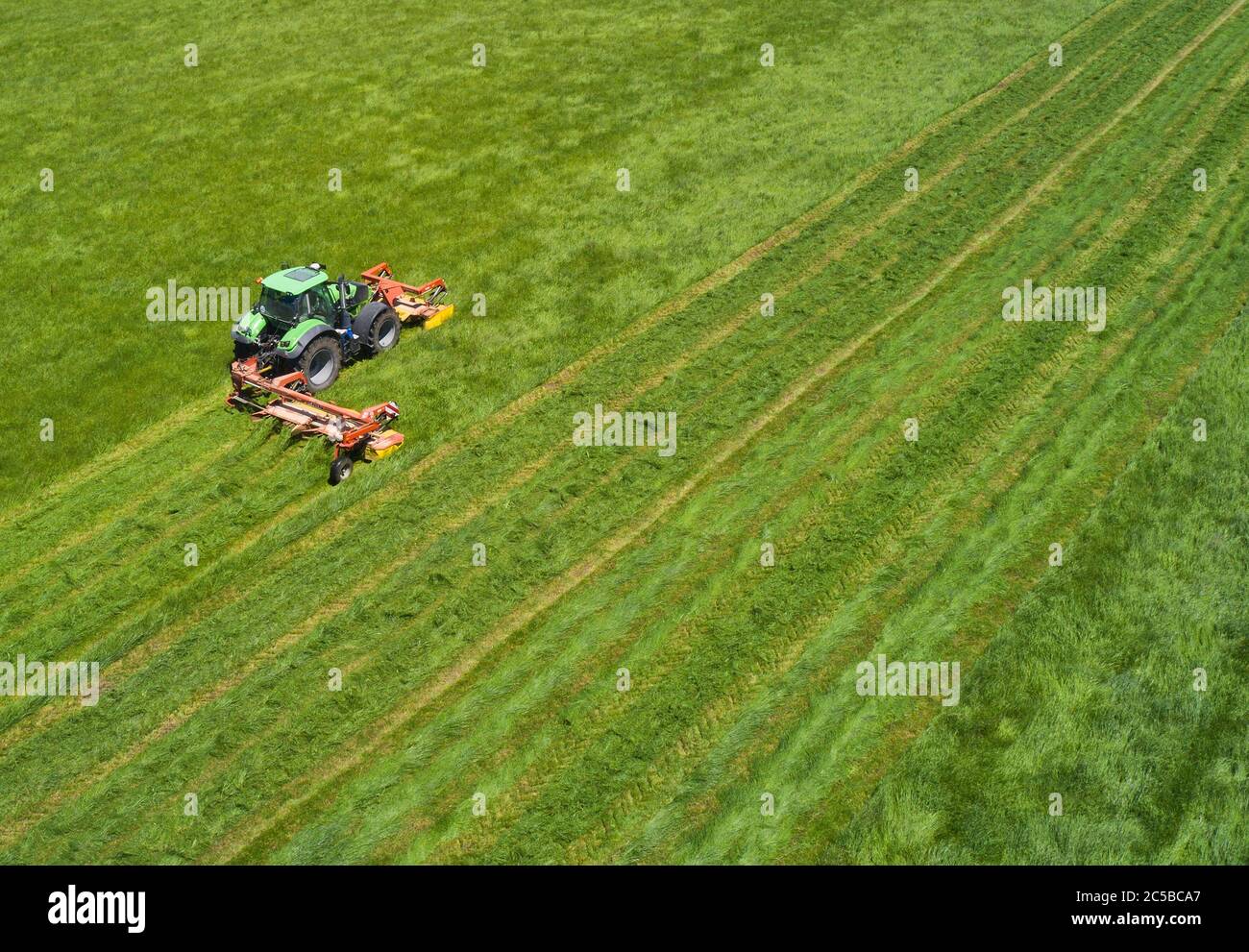 Aitrang, Allemagne, 01 juillet 2020. Les agriculteurs cultivent leurs champs avec des tracteurs et des tondeuses rotatives Fendt près du lac ELBSEE, une destination pour la randonnée, la natation. Image de drone aérien Mavic 2 pro. © Peter Schatz / photos stock Alay Banque D'Images