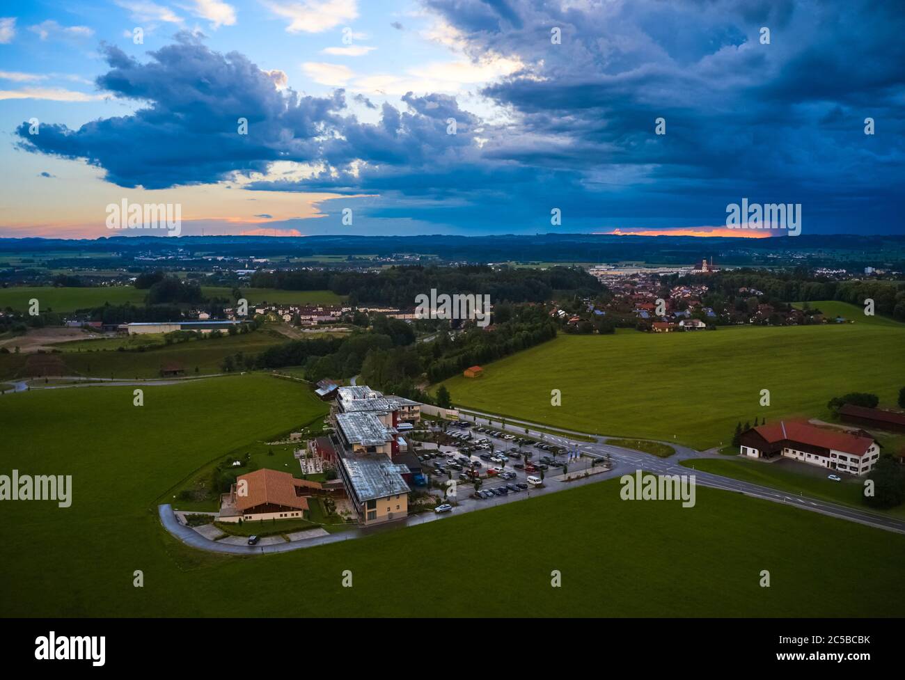 Marktoberdorf, Allemagne, 01 juillet 2020. Hotel WEITBLICK, un endroit pour passer des vacances et se détendre. Image de drone aérien DJI Mavic 2 pro. © Peter Schatz / photos stock Alay Banque D'Images