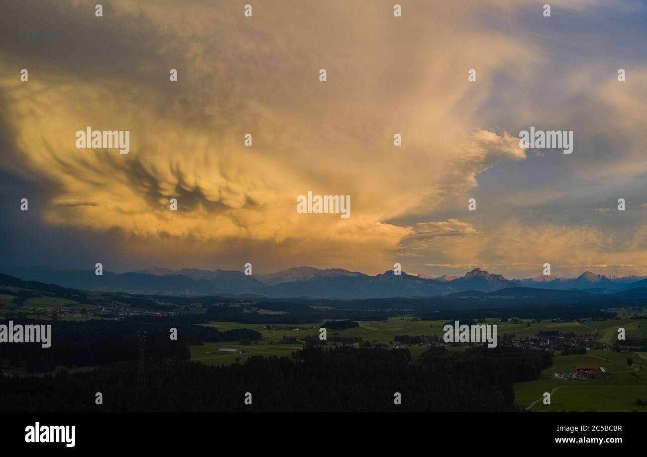 Marktoberdorf, Allemagne, 01 juillet 2020. Le temps orageux change avec la pluie épaisse et le coucher du soleil et l'arc-en-ciel. Image de drone aérien Mavic 2 pro. © Peter Schatz / photos stock Alay Banque D'Images