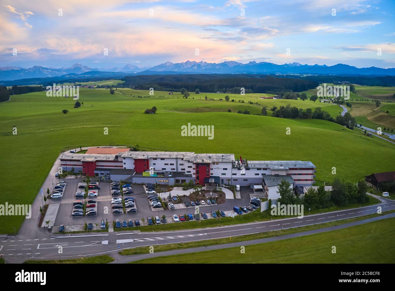 Marktoberdorf, Allemagne, 01 juillet 2020. Hotel WEITBLICK, un endroit pour passer des vacances et se détendre. Image de drone aérien DJI Mavic 2 pro. © Peter Schatz / photos stock Alay Banque D'Images