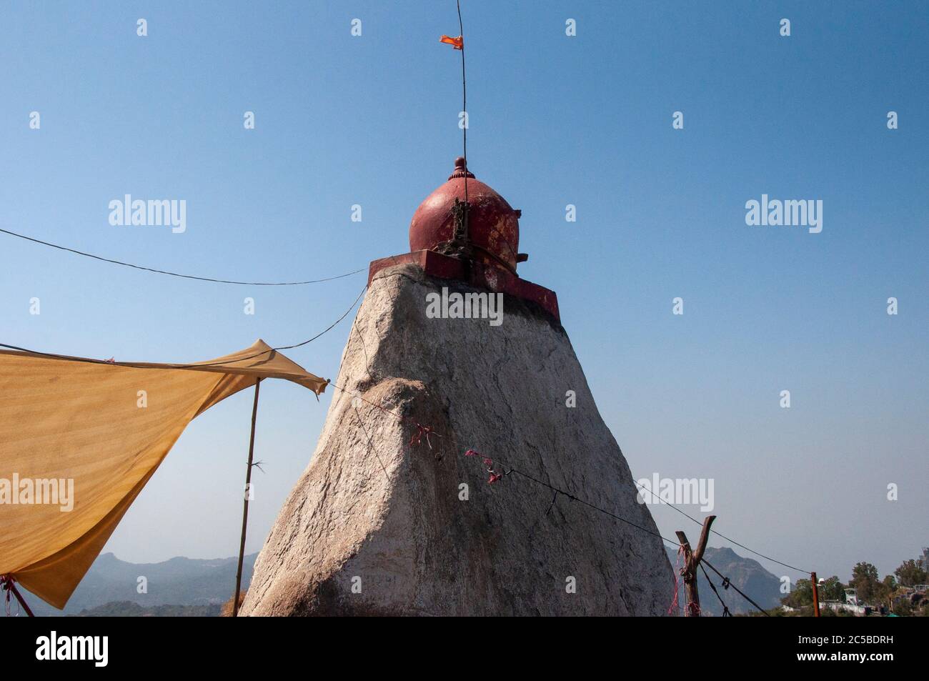 Guru Shikhar, un sommet dans les montagnes arbusdes du Rajasthan, est le point le plus élevé de la chaîne d'Aravalli Banque D'Images